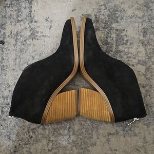 Black Vince Camuto Ginsel Suede Ankle Booties - 9.5